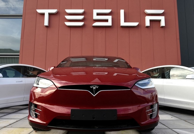 Tesla ends above $1 tn in value, Dow and S&P 500 at records