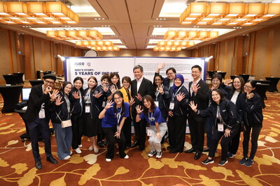 Mrs Loke-Yeo Teck Yong, NIEC Director & Chief Executive Officer, Mr Chan Chun Sing, Minister for Education, Mr Eugene Leong, NIEC Chairman, Deputy Secretary (Policy) at the Ministry of Education, with staff and students of NIEC (from left to right).