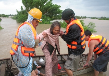 death toll increases as flood disrupts transport