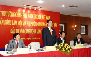 pm encourages stronger investment in cambodia