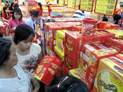 hanoi prepares goods for tet