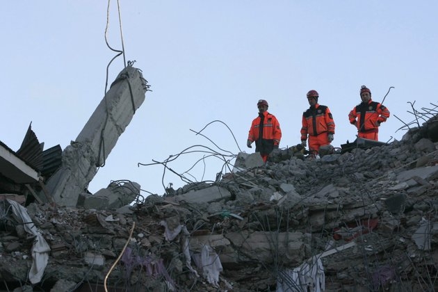Quake in Turkey kills three, topples buildings