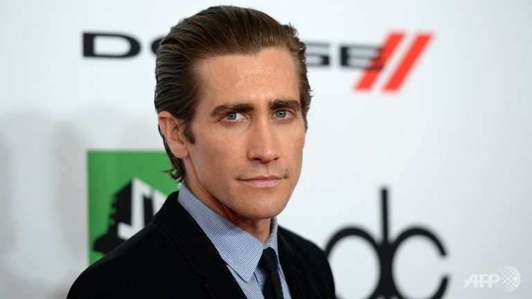 actor gyllenhaal injures hand punching mirror on set