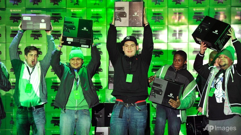 xbox one makes hot debut as console war revs up