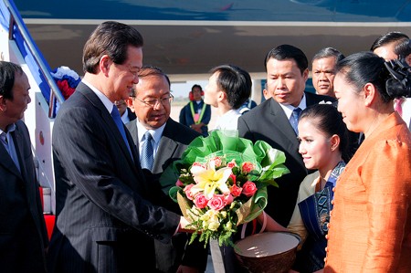 PM arrives in Vientiane for CLV summit