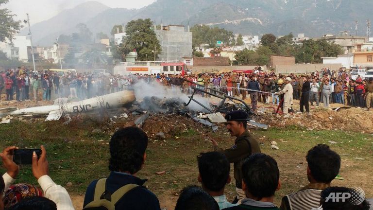 seven dead in helicopter crash in indian kashmir