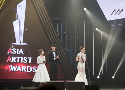 vn actress chi pu wins rising star award at 2016 asia artist awards