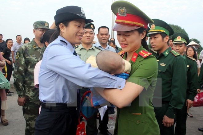 china hands over trafficked baby to viet nam