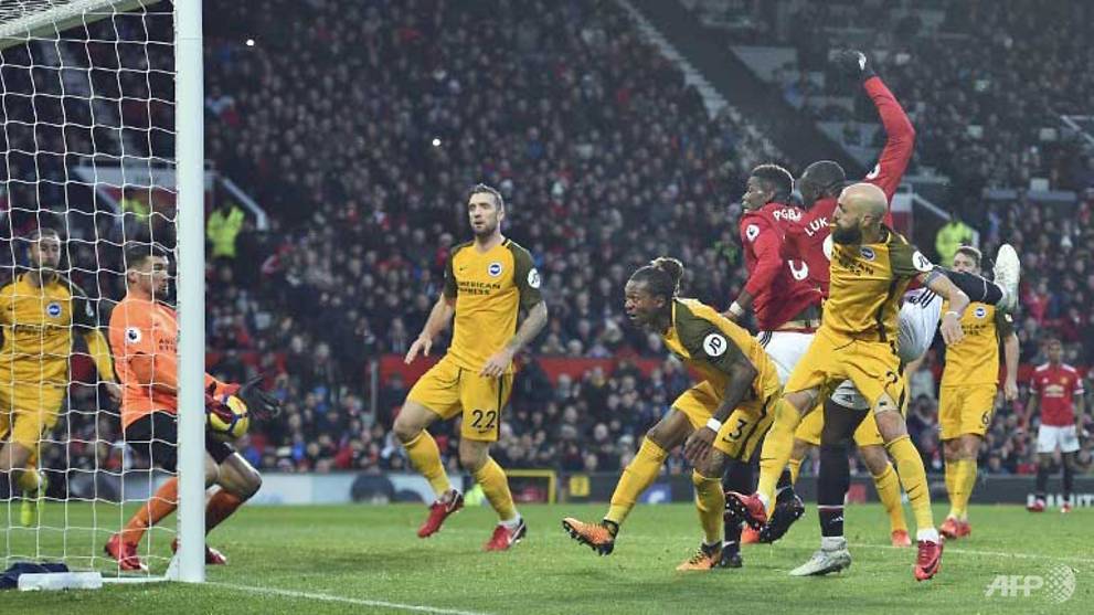 manchester utd close gap on city spurs held