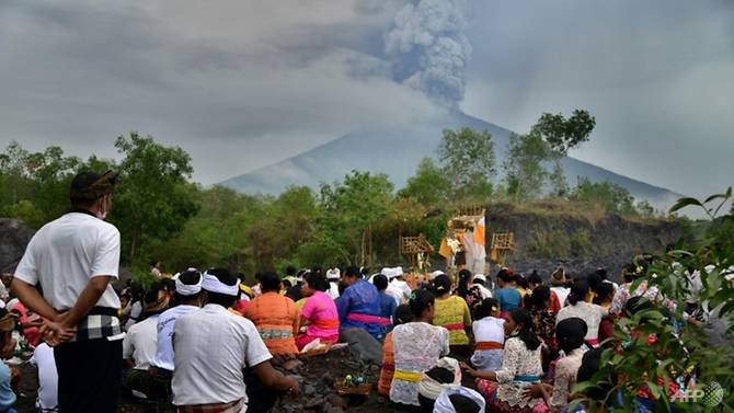 Indonesia Says 100 000 Must Evacuate From Bali Volcano Zone