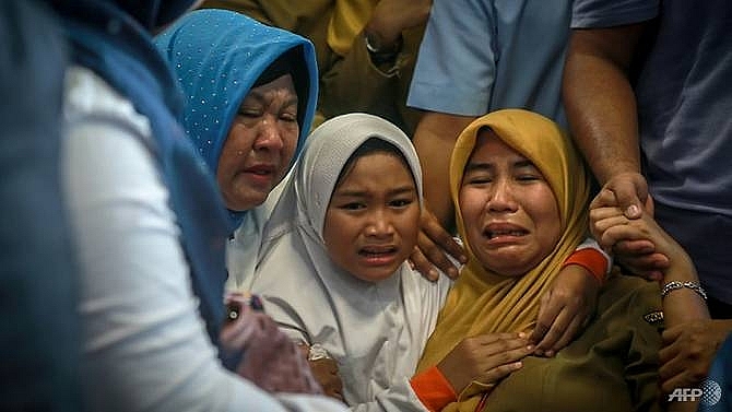 indonesia closes in on location of doomed lion air jets black box