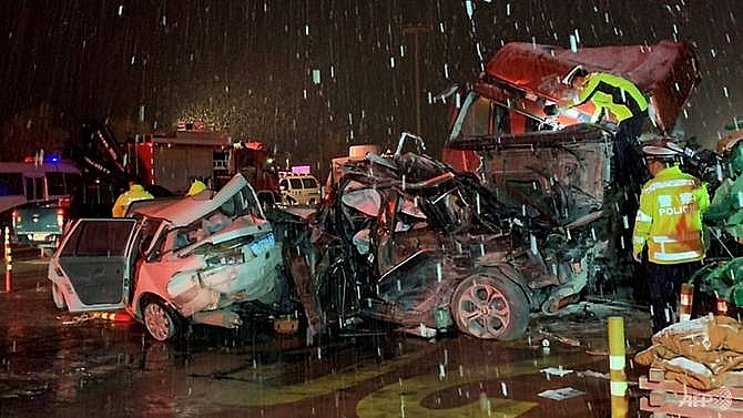 15 killed as truck hits 31 car lineup in china