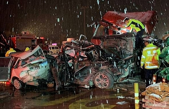 15 killed as truck hits 31-car lineup in China