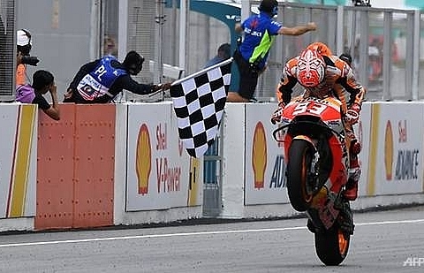 Marquez wins Malaysian MotoGP as Rossi crashes out of lead
