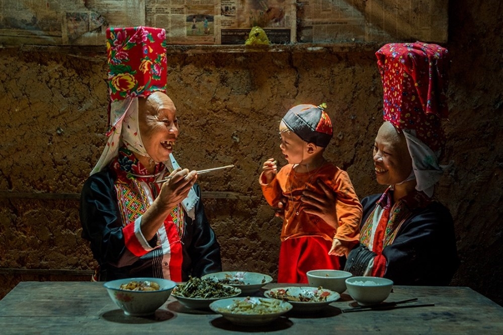 ha long photo exhibition features vietnamese nation people