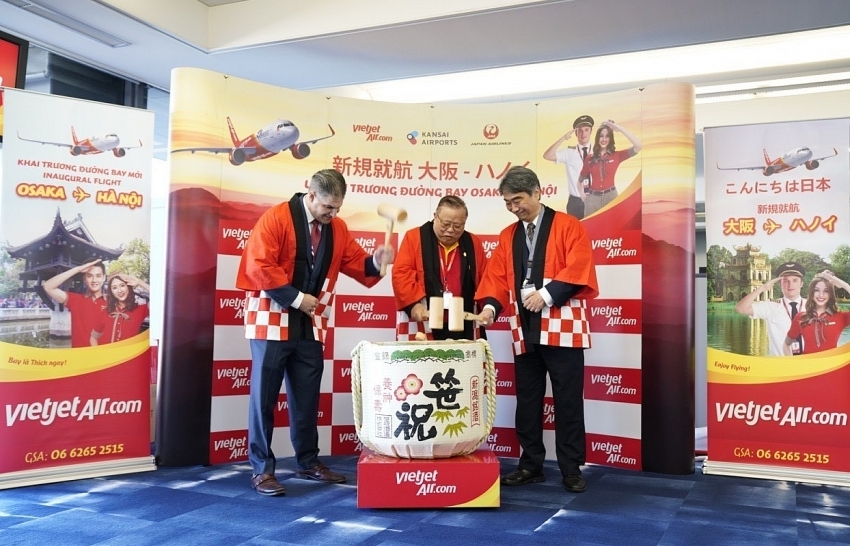 Vietjet’s first direct flight from Vietnam to Japan touches down