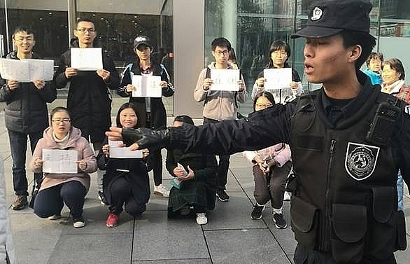 Police detain two students outside Beijing Apple store
