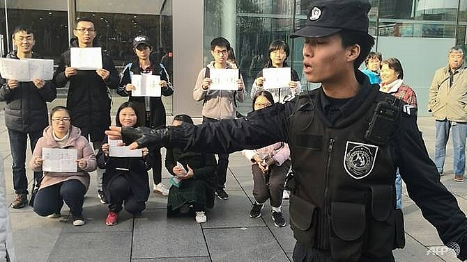 police detain two students outside beijing apple store