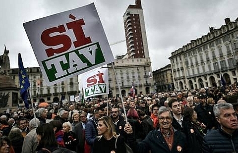 Thousands rally to back Italy-France high-speed train project