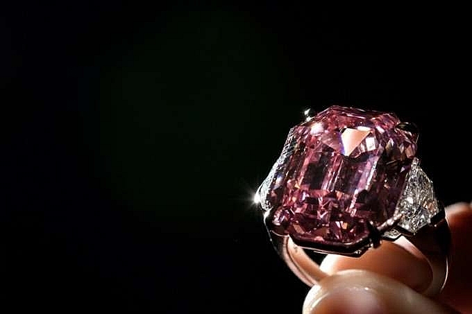 incomparable 50 mn pink diamond smashes record at geneva auction