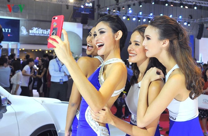 vietnam motor show 2018 features auto brands hot girls