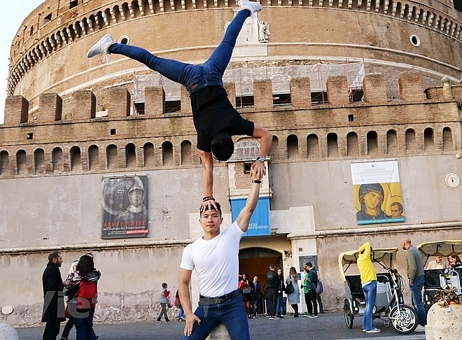 vietnamese acrobatic brothers seek guinness record