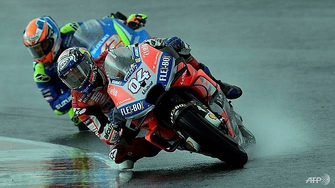 dovizioso wins rain hit valencia gp