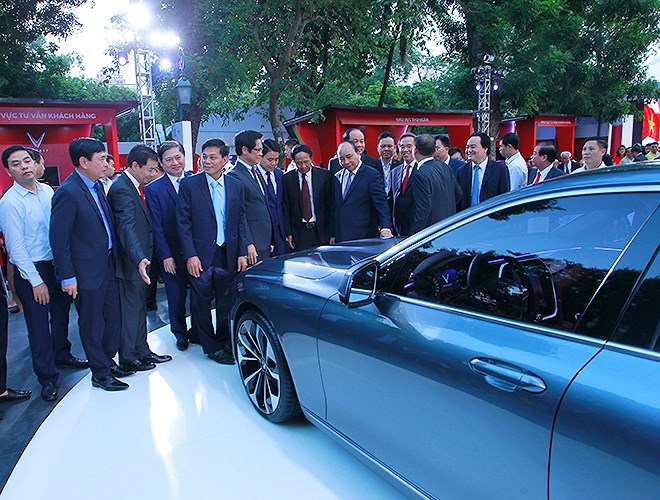 prime minister witnesses debut of vinfast automobile models