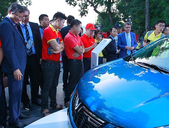 prime minister witnesses debut of vinfast automobile models