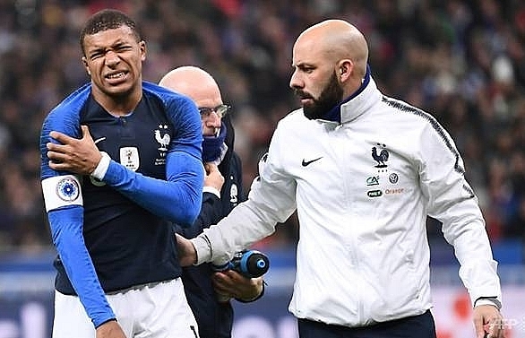 Mbappe injured as France see off Uruguay