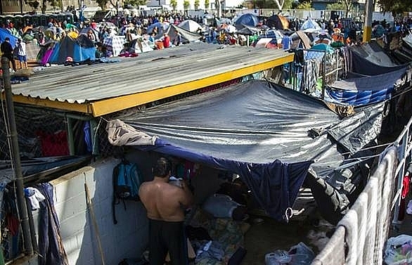 Hundreds of migrants push on to US-Mexico border bridge