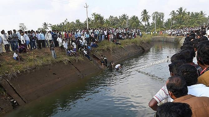 28 drown in india bus crash many of them children