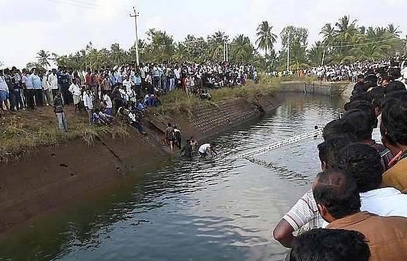 28 drown in India bus crash, many of them children