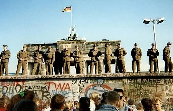 sombre mood as germany marks 30 years of berlin wall fall
