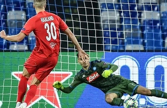 Salzburg make Napoli wait for Champions League last 16 spot