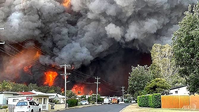 two dead at least 150 homes lost in australia bushfires