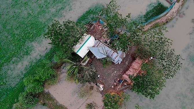 20 dead as cyclone bulbul smashes into india bangladesh coasts