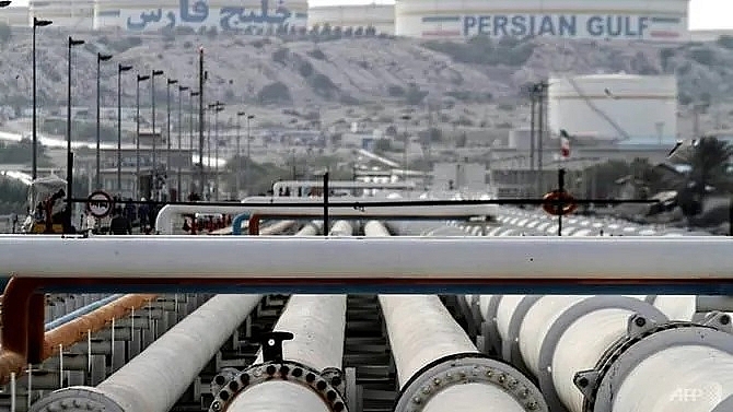 iran says oil field found with 53 billion barrels of crude