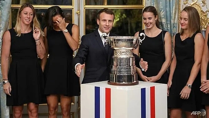 president macron hosts fed cup winners at elysee palace