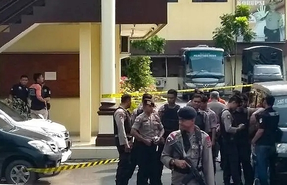 6 injured in suicide bombing at police HQ in Indonesian city of Medan