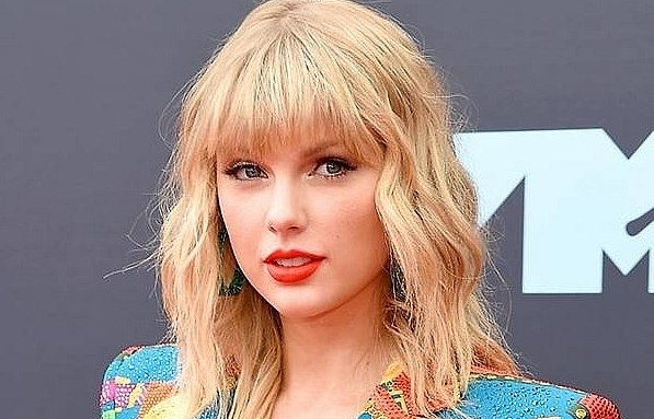 Taylor Swift's ex-label says she can now sing her old hits at awards show