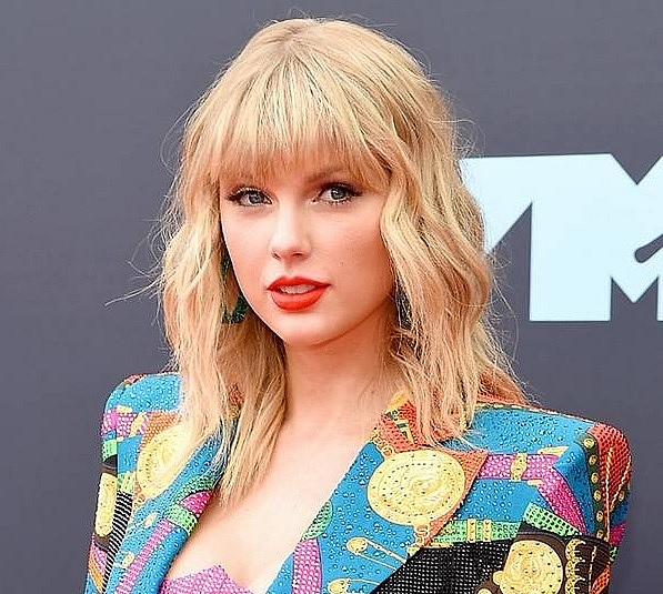taylor swifts ex label says she can now sing her old hits at awards show