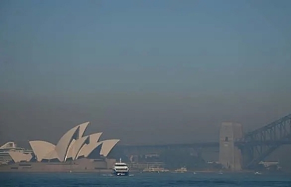 Smoke haze blankets Sydney as bushfire threat rises