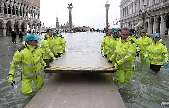 Venice comes up for air after week of record flooding