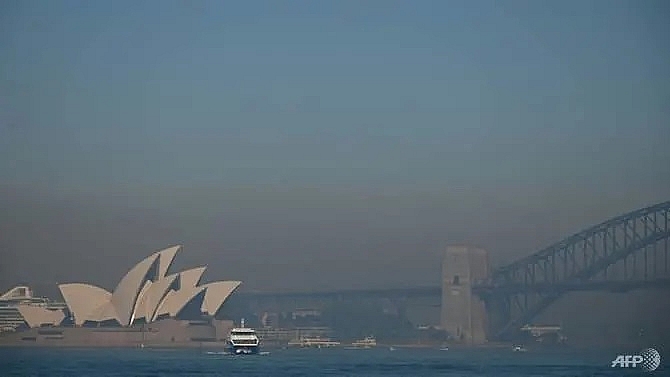 smoke haze blankets sydney as bushfire threat rises