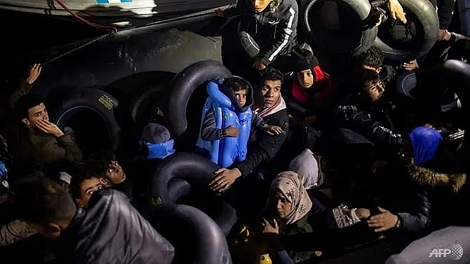 greece to shut down three largest migrant camps