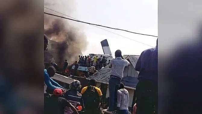 at least 23 dead after plane crashes into homes in congo city