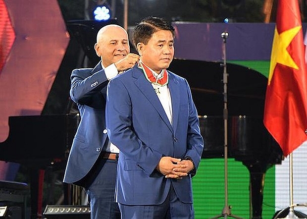 hanoi mayor honoured with italys order of merit