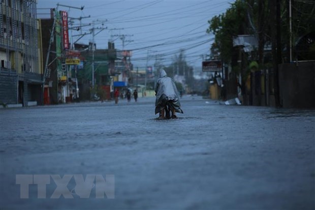 at least 10 killed 390000 displaced as typhoon goni hits philippines