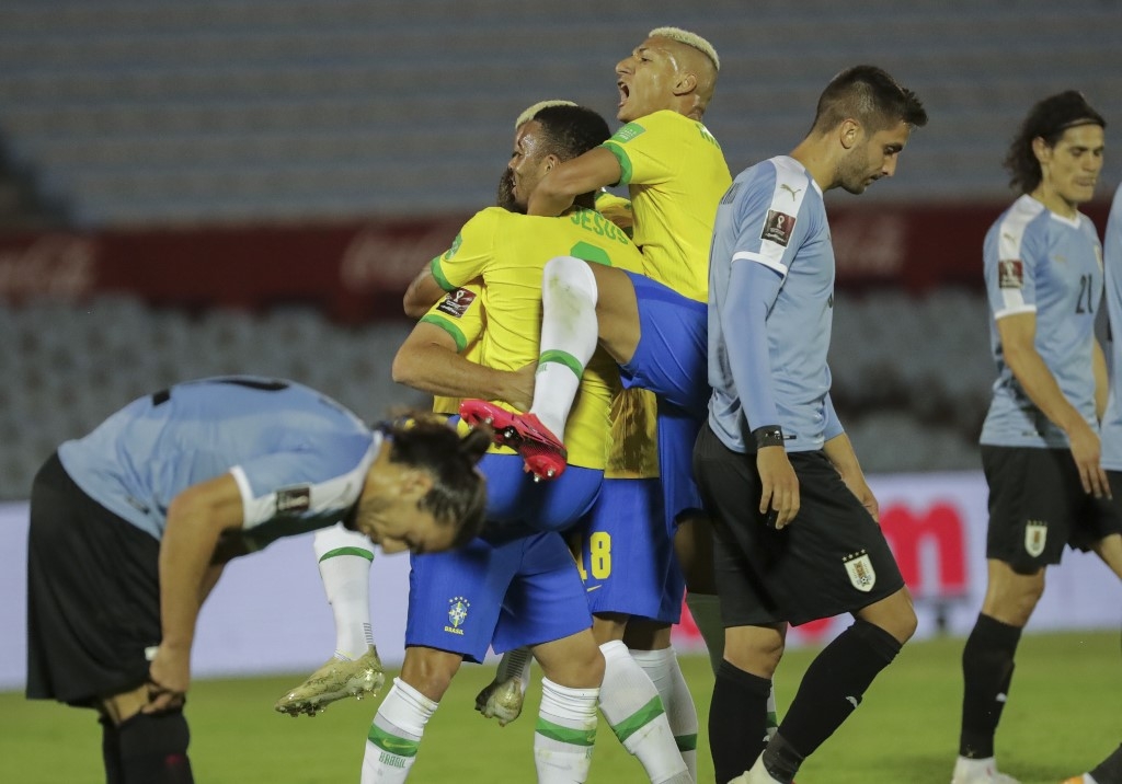 brazil argentina win as uruguays cavani sent off